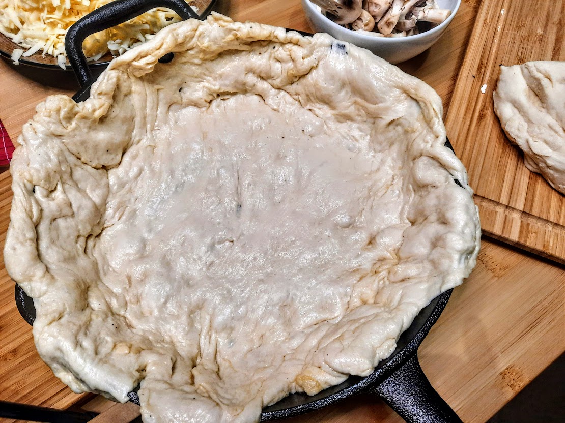 Deep dish pizza in cast iron skillet : r/castiron